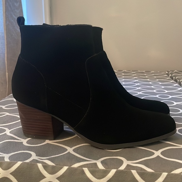 Genuine suede booties are in good condition. - Picture 2 of 4